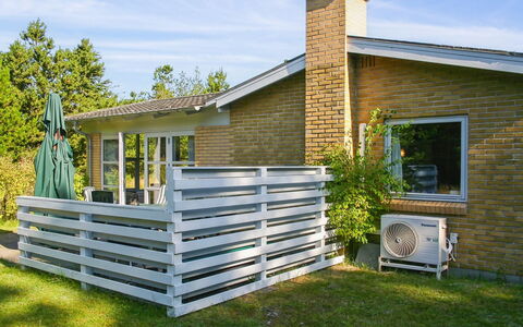 Gisa - 400M from the Sea: Bleu, Arbuste, Chalet, Couverture De Sol, Jardin, Biens, Ombre, Aménagement Paysager, Ferme, Eco Hôtel