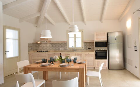Villa Helios - Budoni, Sardegna: Propriété, Meubles, Table, Cabinetry, Chaise, Bois, Éclairage, Design Intérieur, Cuisine, Fenêtre