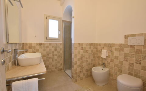 Villa Helios - Budoni, Sardegna: Évier, Miroir, Salle De Bains, Luminaire Plomberie, Violet, Lavabo, Sol, Sol, Robinet