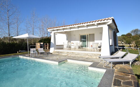 Villa Helios - Budoni, Sardegna: L'Eau, Ciel, Plante, Propriété, Bâtiment, Bleu Azur, Piscine, Arbre, Ombre, Chaise