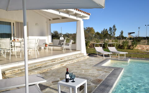 Villa Helios - Budoni, Sardegna: L'Eau, Ciel, Meubles, Propriété, Chaise, Mobilier De Jardin, Plante, Ombre, Design Intérieur, Architecture