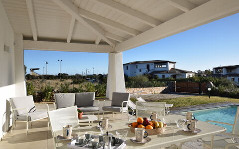 Villa Helios - Budoni, Sardegna: Ciel, L'Eau, Pot De Fleur, Chaise, Plante, Ombre, Mobilier De Jardin, Bâtiment, Plante D'Appartement, Zone Résidentielle