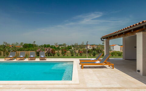 Marialba: L'Eau, Ciel, Plante, Bâtiment, Piscine, Nuage, Mobilier De Jardin, Ombre, Arbre, Design Intérieur