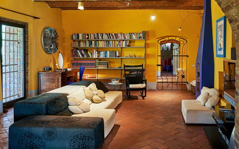 Villa Botinaccio: Meubles, Propriété, Canapé, Cadre, Table, Salon, Architecture, Bois, Design Intérieur, Bibliothèque