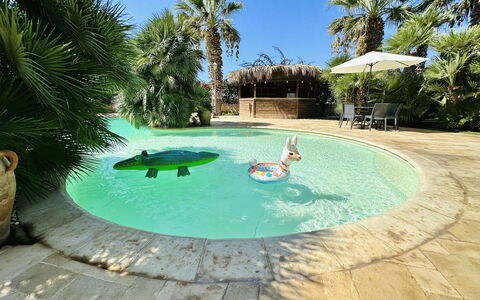 Villa Rosarno: L'Eau, Bleu Azur, Arbre, Plante, Ciel, Piscine, Ombre, Arecales, Loisir, Aqua