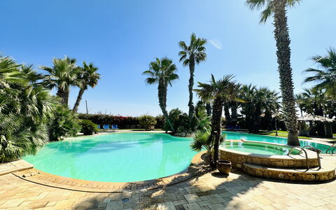 Villa Rosarno: L'Eau, Plante, Ciel, Propriété, Piscine, Arbre, Bleu Azur, Ombre, Plan D'Eau, Arecales