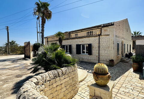 Villa Rosarno: Ciel, Plante, Fenêtre, Arbre, Biome, Paysage, Sculpture, Art, Herbe