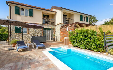 Villa Agnes: Ciel, Plante, Bâtiment, Propriété, Fenêtre, Bleu Azur, L'Eau, Piscine, Design Intérieur, Architecture