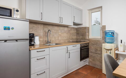 Villa Agnes: Cabinetry, Propriété, Comptoir, Évier, Bâtiment, Evier, Cuisine, Tiroir, Cuisinière, Appareil De Cuisine