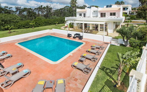 Aladdin - Vip Properties: Table, Meubles, Propriété, Chaise, Bâtiment, Bois, Design Intérieur, Architecture, Sol, Sol