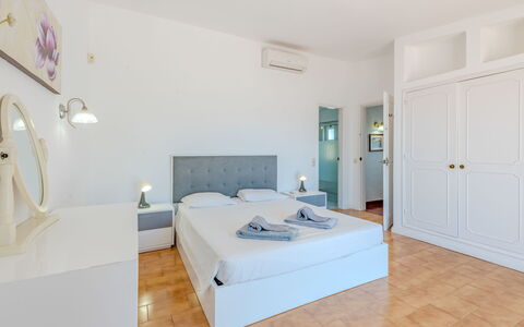 Libertos V4 - Vip Properties: Design Intérieur, Sol, Sol, Meubles, Plafond, Pièce, Chambre, Appartement, Lit, Literie