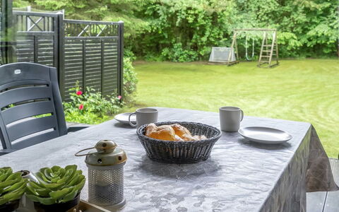 Suri - 200M to the Fjord: Meubles, Design Intérieur, Sol, Sol, Plafond, Pièce, Chaise, Table, Appartement, Table Cuisine Et Salle A Manger