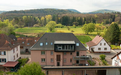 Fischbach bei Dahn 100: Nuage, Ciel, Plante, Bâtiment, Propriété, Fenêtre, Montagne, Arbre, Paysage Naturel, Maison