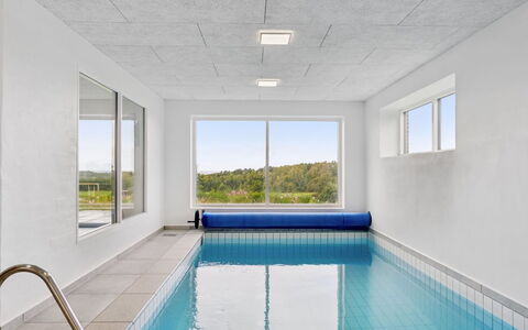 Ann - 1.3Km from the Sea: Plafond, Sol, Sol, Design Intérieur, Daylighting, Piscine, Plâtre, Hôtel