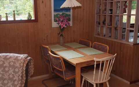 Friis - 100M from the Sea: Meubles, Sol, Design Intérieur, Sol, Bois, Table, Chaise, Table Cuisine Et Salle A Manger, Salle À Manger, Pièce