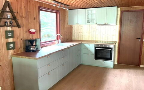 Friis - 100M from the Sea: Sol, Bois, Cuisine, Sol, Comptoir, Parquet, Meubles, Design Intérieur, Cabinetry, Appareil De Cuisine