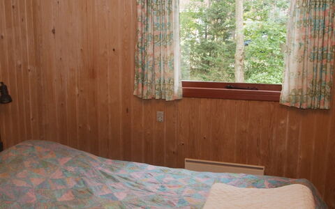 Friis - 100M from the Sea: Bois, Chambre, Design Intérieur, Meubles, Sol, Lit, Sol, Drap De Lit, Pièce, Literie