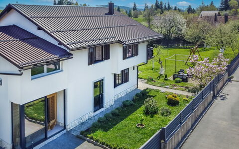 Relax & Play: Plante, Nuage, Bâtiment, Jour, Propriété, Fenêtre, Ciel, Bleu, Arbre, Maison