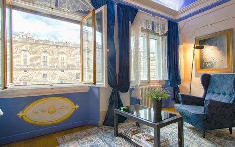 Bellevue Palazzo Pitti: Meubles, Fenêtre, Bleu, Bleu Azur, Bâtiment, Textile, Design Intérieur, Cadre, Bois, Plante D'Appartement