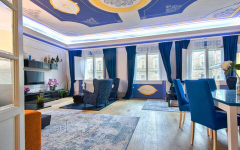 Bellevue Palazzo Pitti: Meubles, Propriété, Table, Décoration, Bleu Azur, Plante D'Appartement, Design Intérieur, Chaise, Sol, Mur