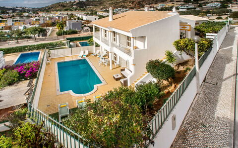 Marina: Ciel, Table, Jour, Meubles, Propriété, Nuage, La Nature, Chaise, Bâtiment, Mobilier De Jardin