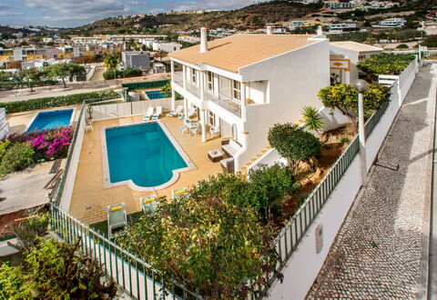 Marina: Ciel, Table, Jour, Meubles, Propriété, Nuage, La Nature, Chaise, Bâtiment, Mobilier De Jardin