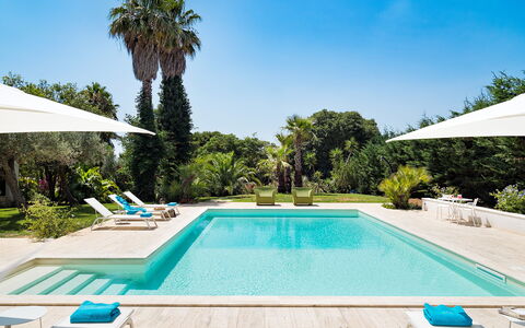 Casa Fiore - Salemi, Sicilia: L'Eau, Plante, Propriété, Ciel, Piscine, Bleu Azur, La Nature, Arbre, Ombre, Herbe
