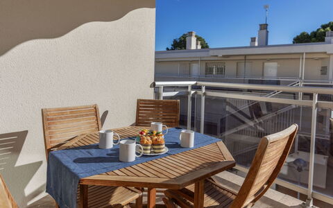 Cala Llobeta: Table, Meubles, Propriété, Chaise, Tableau De Plein Air, Bleu Azur, Bâtiment, Ciel, Bois, Mobilier De Jardin
