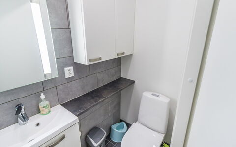 Villa Maria: Siège De Toilette, Luminaire Plomberie, Salle De Bains, Toilette, Sol, Lavabo, Sol, Évier, Design Intérieur, Armoire De Toilette