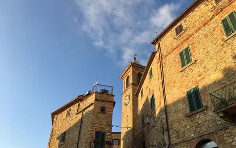 Casale Marittimo 305: Ciel, Nuage, Bâtiment, Fenêtre, Lumière Du Soleil, Toit, Teintes Et Ombres, Façade, Ville, Maison
