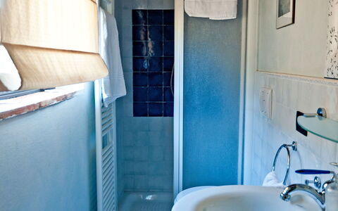 Cottage Botinaccio: Robinet, Évier, Luminaire Plomberie, Propriété, Bleu, Bleu Azur, Salle De Bains, Violet, Miroir, Lavabo