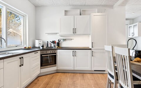 Scalli - 1.5Km to the Fjord: Cuisine, Sol, Appareil De Cuisine, Bois, Design Intérieur, Principaux Appliance, Comptoir, Plafond, Meubles, Sol