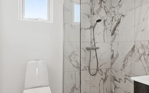 Scalli - 1.5Km to the Fjord: Sol, Sol, Design Intérieur, Luminaire Plomberie, Plomberie, Salle De Bains, Tuile, Toilette