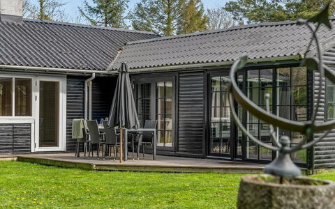Elisa - 600M from the Sea: Piscine, Mobilier De Jardin, Meubles, Recours, Dalle, Eco Hôtel, Ombre, Chaise, Loisir, Biens
