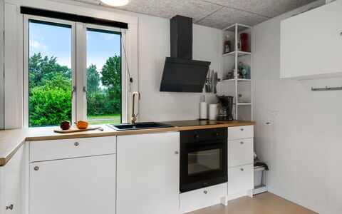 Elisa - 600M from the Sea: Cuisine, Appareil De Cuisine, Comptoir, Sol, Principaux Appliance, Bois, Design Intérieur, Plafond, Luminaire, Cabinetry