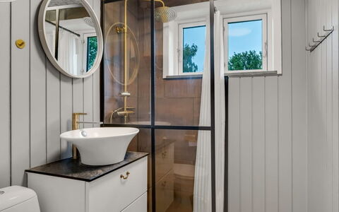 Elisa - 600M from the Sea: Luminaire Plomberie, Design Intérieur, Salle De Bains, Plomberie, Robinet, Miroir, Évier, Toilette, Armoire De Toilette