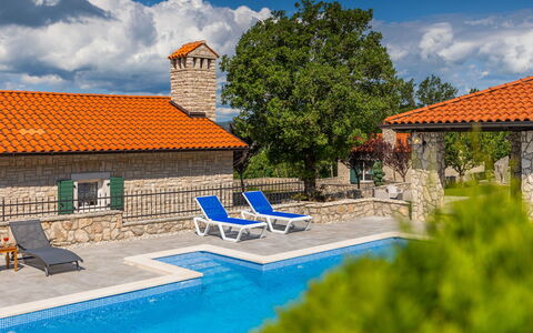 Villa Škavre: Nuage, L'Eau, Ciel, Bâtiment, Meubles, Plante, Bleu Azur, Piscine, Mobilier De Jardin, Arbre