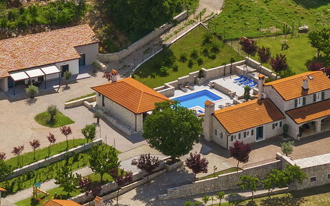 Villa Škavre: Bâtiment, Propriété, Plante, Fenêtre, Arbre, Lot Terre, Design Urbain, Pente, Quartier, Maison