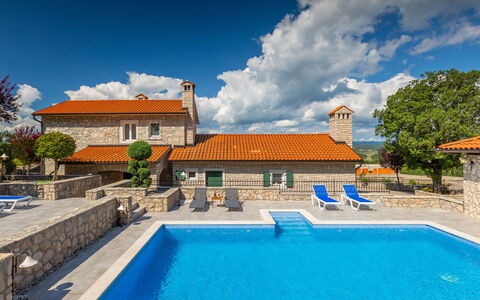 Villa Škavre: L'Eau, Nuage, Plante, Ciel, Propriété, Bâtiment, Piscine, Bleu, Bleu Azur, Arbre