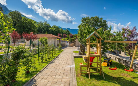 Villa Škavre: Nuage, Ciel, Plante, Arbre, Paysage Naturel, Lot Terre, Herbe, Design Urbain, Paysage, Ville