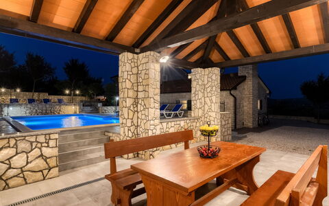 Villa Škavre: Table, Propriété, Meubles, Design Intérieur, Éclairage, Bois, Canapé, Mobilier De Jardin, Salon, Immobilier