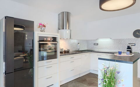 Villa Škavre: Cabinetry, Comptoir, Meubles, Cuisinière, Cuisine, Tiroir, Design Intérieur, Capot D'Echappement, Appareil De Cuisine, Bois