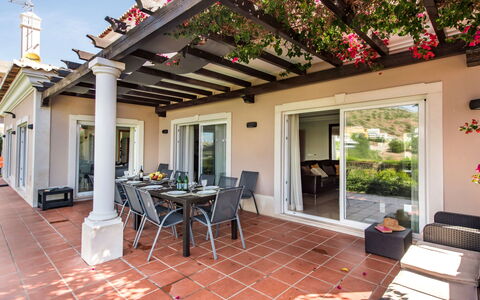 Amendoeiras V6 - Vip Properties: Meubles, Propriété, Plante, Chaise, Table, Fenêtre, Bâtiment, Design Intérieur, Bois, Éclairage