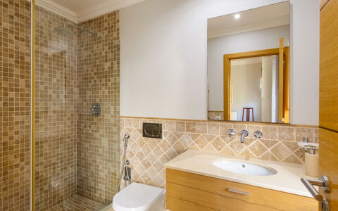 Amendoeiras V6 - Vip Properties: Miroir, Robinet, Luminaire Plomberie, Propriété, Évier, Lavabo, Salle De Bains, Bâtiment, Armoire De Toilette, Design Intérieur
