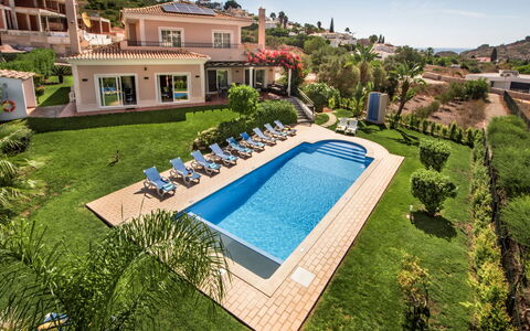 Amendoeiras V6 - Vip Properties: Plante, L'Eau, Propriété, Bâtiment, Ciel, Piscine, Bleu Azur, Arbre, Fenêtre, Plan D'Eau