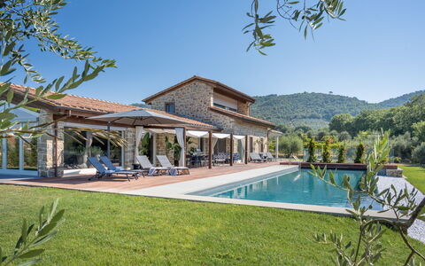 Villa Lilli & Spa: Plante, Ciel, L'Eau, Propriété, Bâtiment, Bleu Azur, Arbre, Ombre, Piscine, Mobilier De Jardin