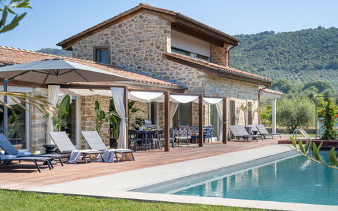Villa Lilli & Spa: L'Eau, Ciel, Plante, Propriété, Bâtiment, Fenêtre, Piscine, Arbre, Ombre, Loisir