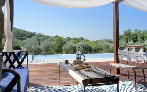 Villa Lilli & Spa: Ciel, L'Eau, Propriété, Table, Ombre, Bois, Arbre, Mobilier De Jardin, Design Intérieur, Bâtiment