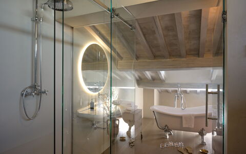 Villa Lilli & Spa: Miroir, Luminaire Plomberie, Bâtiment, Robinet, Porte De Douche, Tete De Douche, Bar De Douche, Fenêtre, Salle De Bains