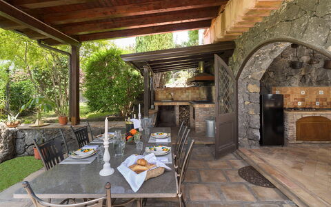 Oasi Verde - Santa Maria La Stella, Sicilia: Meubles, Plante, Table, Bâtiment, Bois, Pot De Fleur, Chaise, Plante D'Appartement, Ombre, Arbre